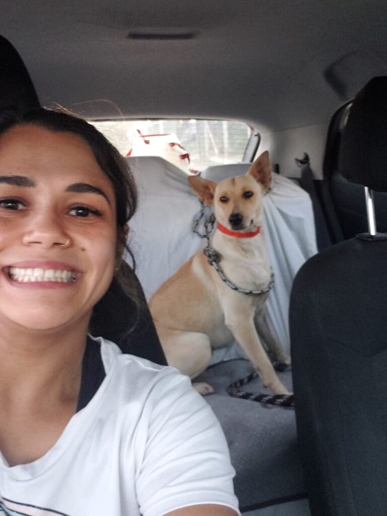 Fran Pet cuidando do cachorro de cliente em Gravataí, RS durante visita de Pet Sitter