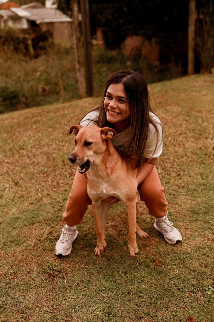 Fran Pet cuidando do cachorro de cliente em Gravataí, RS durante visita de Pet Sitter