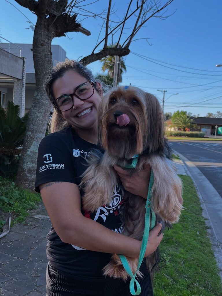 Fran Pet cuidando do cachorro de cliente em Gravataí, RS durante visita de Pet Sitter